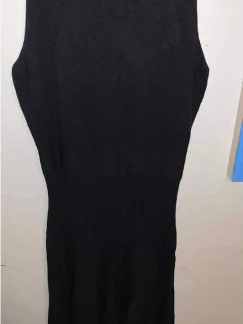 Sleeveless Black Midi Dress with Sleek Silhouette